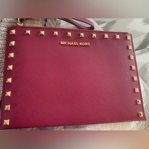 SOLD✔️✔️ Kors Burgundy Wristlet